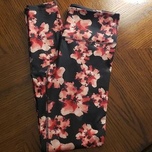 Unworn Old Navy Active Floral Leggings, Medium.